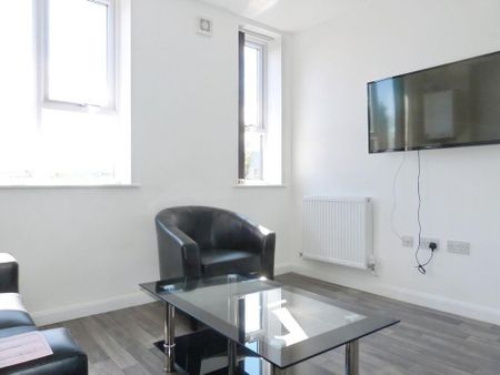 1 bedroom in a flat share to rent - Photo 2