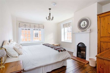 A charming and thoughtfully converted Grade II listed five-bedroom home, formerly the Blue Anchor pub, blending character and modern living in the heart of St Albans. - Photo 4