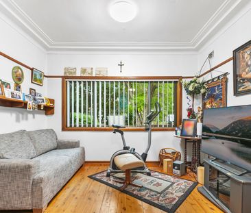 Neat & tidy 4-5 bedroom home with large yard! - Photo 1