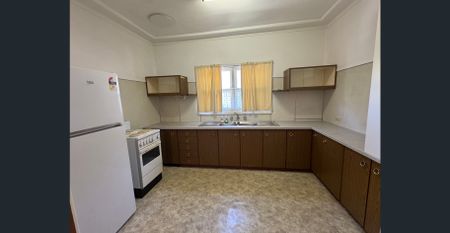 CHARMING 3 BEDROOM FAMILY HOME! - Photo 3