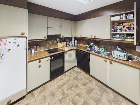 GENEROUS AND WELL-CONNECTED - Foto 5