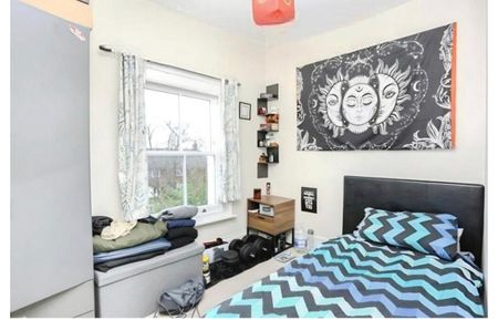 2 Bed Flat, Chesterfield Court, SE13 - Photo 2