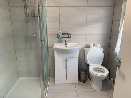 Room in a Shared House, Crest Road, NW2 - Photo 5