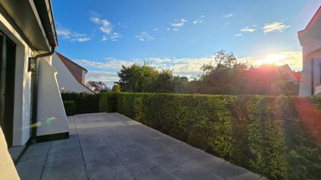 Charmante woning met 5 volwaardige slaapkamers, zonne terras en tuin met garagebox op enkele minuten van de zeedijk. - Photo 3