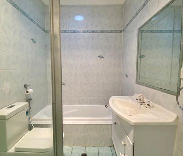 MULTI LIVING FAMILY HOME! - Photo 5