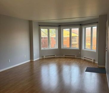 Grand logement 4 ½ - 2 chambres et 1 salle de bain - Photo 1