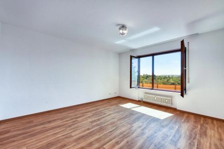 +++ Beste Wohnlage - Erdgeschoss mit fantastischem Fernblick - Süd-Balkon in Hanglage - inklusive Garage +++ - Photo 2