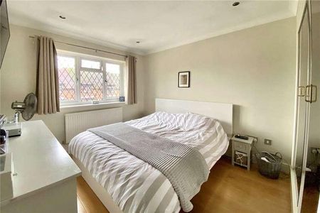 Groves Close, Bourne End, SL8 - Photo 2