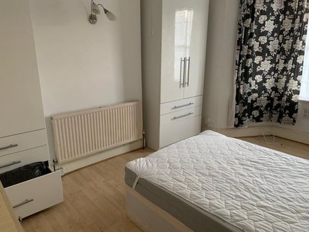 Room in a Shared House, Grosvenor Road, IG1 - Photo 3