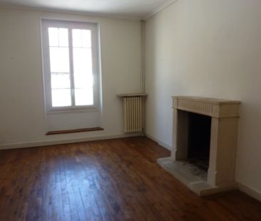 Location Appartement 4 pièces 113m² MONTMORILLON 86500 - Photo 2