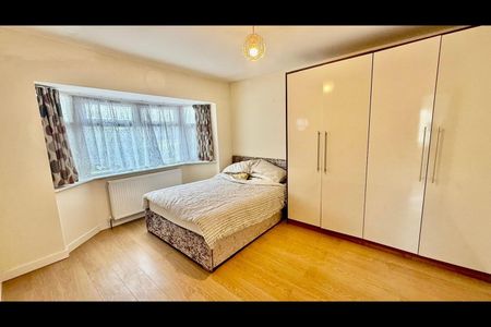 3 Bed Flat, Southdown Crescent, HA2 - Photo 3