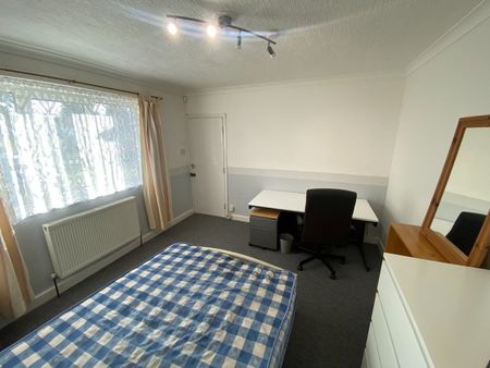 4 Bed Terraced House, Mayors Croft, CV4 - Photo 3