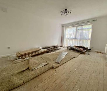 Sycamore Grove, New Malden, KT3 - Photo 2