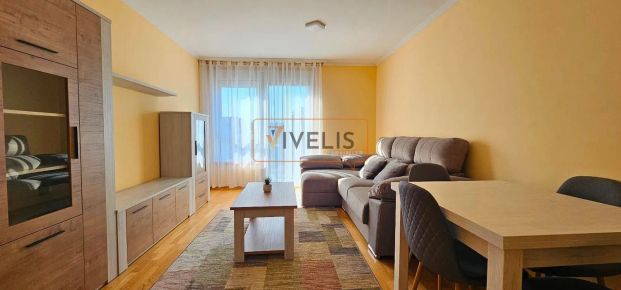 Alquiler de piso en Calle Rosalia De Castro - Photo 1