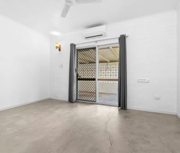 Solid lowset family home - Photo 3