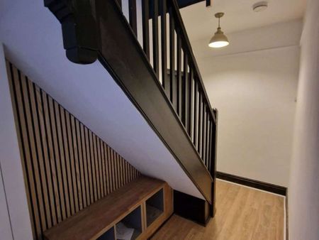 Stunning Student House Room 2 - Photo 4