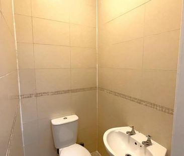 3 bedroom flat to rent - Photo 4