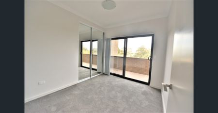 Modern Sun-drenched Penthouse with Two Bathroom, Two Car Parking - Photo 2