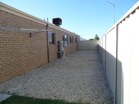 15 Castleton Street, Wodonga VIC 3690 - House For Rent | Domain - Photo 2