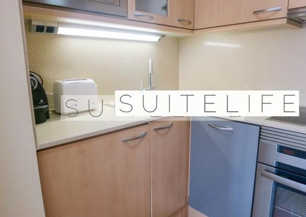 Monsieur Van Damme Lives Upstairs