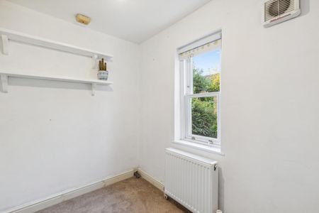 2 bedroom maisonette in Clapham - Photo 3