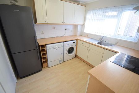 2 bedroom ground floor flat to rent - Photo 3