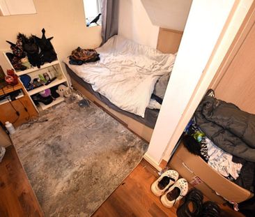 4 bedroom Flat in Otley Road, Leeds - Photo 5