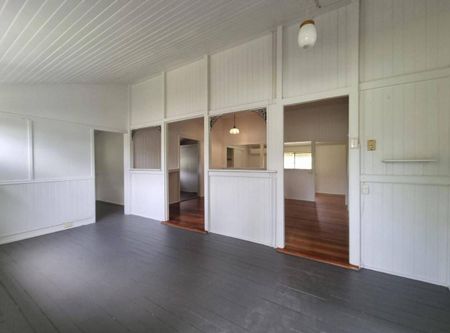 Expansive Queenslander Residence - Photo 2