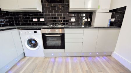 3 bedroom Flat in Flat B, (1st Floor) - Photo 2