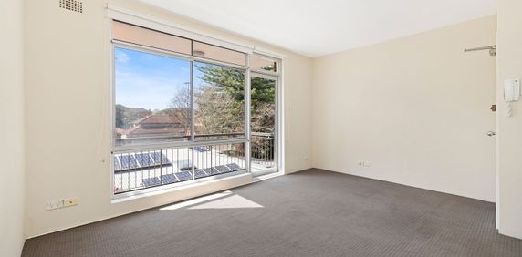 Perfectly Positioned Apartment with - Photo 2