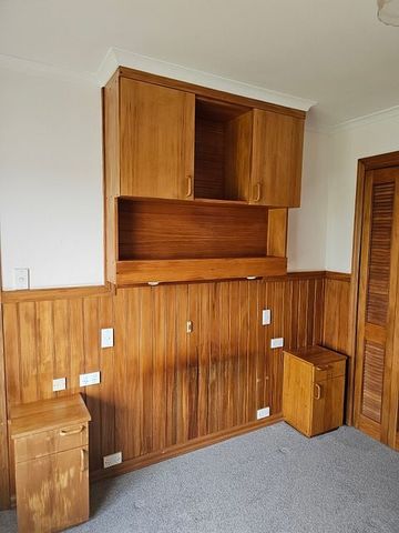 Charming 3-storey 5 bedroom Home w/ Deck & Garden! - Photo 4