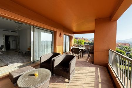 2 Bedroom Apartment For Rent in Estepona, Málaga - Photo 3