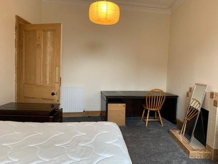 3 bedroom flat to rent - Photo 4