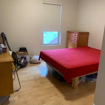 Downtown Toronto, College/Bathurst room+shared Bathroom 900/Month - Photo 1