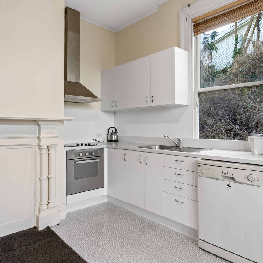 Spacious & Furnished 4-Bedroom Flat - Stunning Views! - Photo 1