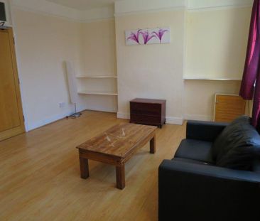 4 bedroom flat to rent - Photo 2