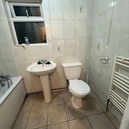 2 Bed Flat, Colchester Avenue, E12 - Photo 4