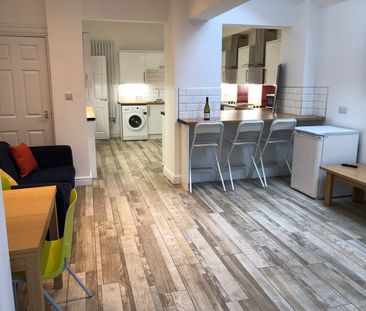 6 Bed Terraced House, Henry Road, NG7 - Photo 1