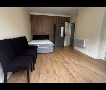 Studio Flat, Ashburnham Road, LU1 - Photo 1