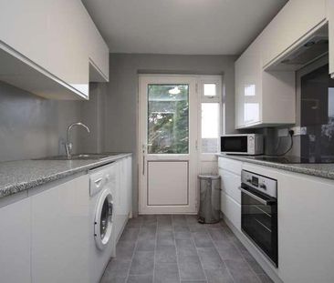 Wentworth Crescent Maidenhead Berkshire, SL6 - Photo 2
