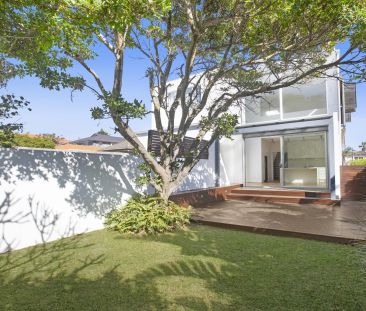 STUNNING COASTAL ARCHITECTURAL ABODE FLOODED IN NATURAL LIGHT - Photo 6