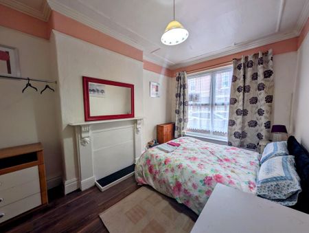 4 bedroom terraced house to rent - Photo 4