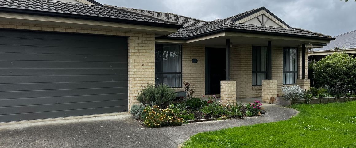 Family Living in a Prime Trafalgar Location - Photo 1