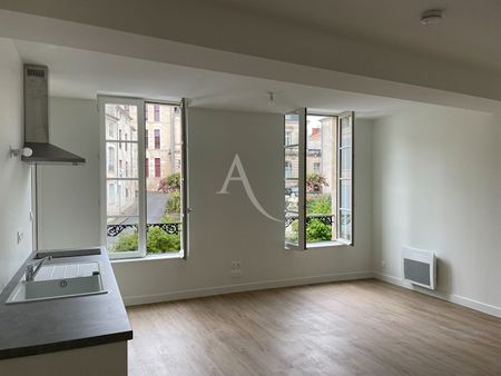 Location Appartement 1 pièce 28m² FONTENAY LE COMTE 85200 - Photo 2