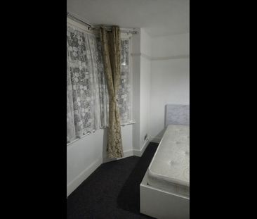 Room in a Shared House, Waddon Court Road, CR0 - Photo 1