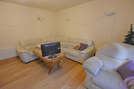 5 Bedroom Semi-Detached House - Photo 2