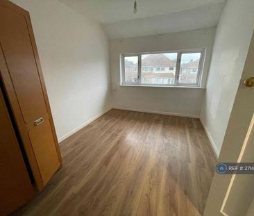 4 bedroom semi-detached house to rent - Photo 2