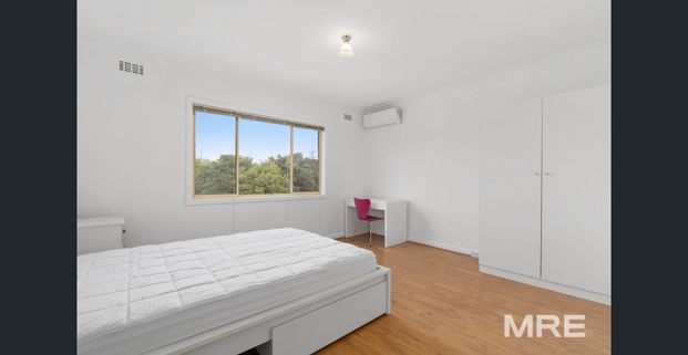 Spacious home in prime Malvern East location - Photo 1