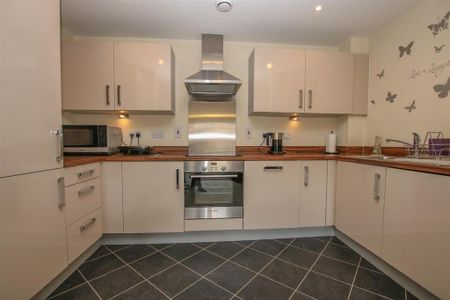 2 bedroom flat to rent - Photo 2