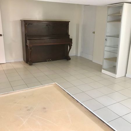 2-Bedroom Basement Unit for rent - Eglinton Ave & Allen Rd - Photo 4